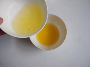 蛋白分离，搅打开后与油混合，搅拌均匀。