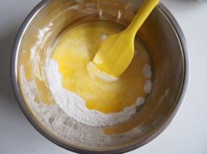 将液体加入粉类，切拌均匀。