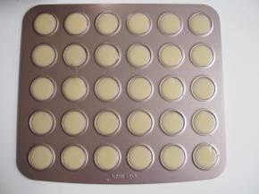 烤箱预热至150度，中层上下火，10~15分钟观察周边上色即可。我的份量是可以做两盘饼干的哦~