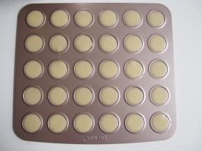 烤箱预热至150度，中层上下火，10~15分钟观察周边上色即可。我的份量是可以做两盘饼干的哦~