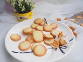 趁热将饼干中放入可食品接触便签条弯折即可