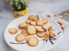 趁热将饼干中放入可食品接触便签条弯折即可