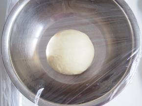 揉好的面团包上保鲜膜，放到温暖的地方进行发酵。