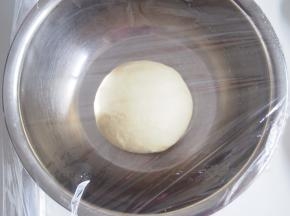 揉好的面团包上保鲜膜，放到温暖的地方进行发酵。