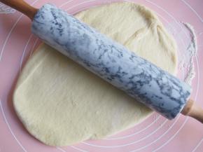 发酵好的面团进行排气。