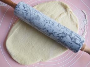 发酵好的面团进行排气。