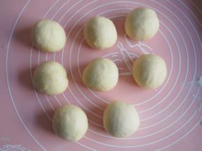 将面团分成8等份，滚圆松弛10分钟。