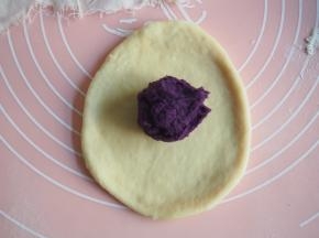 将松弛好的面团擀开，放入紫薯泥。