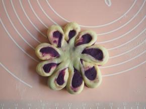 用刮板将面团分成9等份，中间不要切断，将切开的部分依次朝上反过来，压扁。