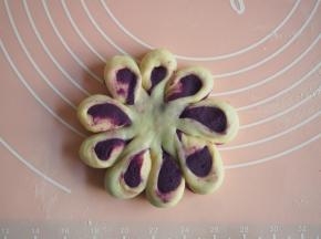 用刮板将面团分成9等份，中间不要切断，将切开的部分依次朝上反过来，压扁。