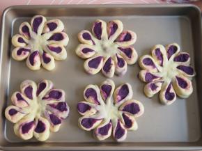 将面包胚放入烤盘中进行二次发酵至1.5倍大。