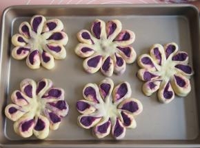 将面包胚放入烤盘中进行二次发酵至1.5倍大。