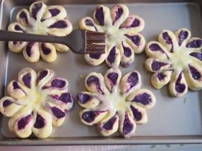 发酵好的面团刷上一层蛋液。烤箱预热至170度，中层上下火，20分钟左右熟透即可。