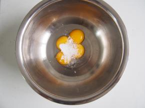 鸡蛋分离蛋清和蛋黄，蛋黄放入盆中，加入10g白糖。