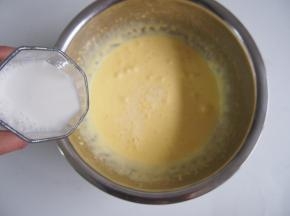 分三次加入牛奶，每次都搅拌均匀。