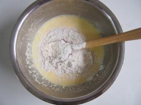 筛入低筋面粉，切拌均匀。