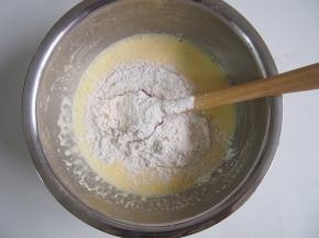 筛入低筋面粉，切拌均匀。