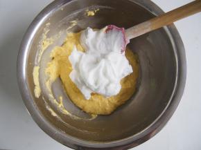 将蛋白取三分之一加入面糊中，切拌均匀。