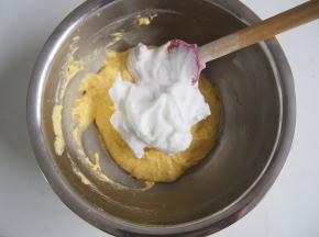 将蛋白取三分之一加入面糊中，切拌均匀。