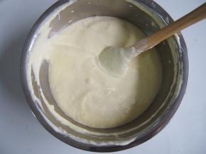 将面糊倒入剩下的蛋白中，切拌均匀。