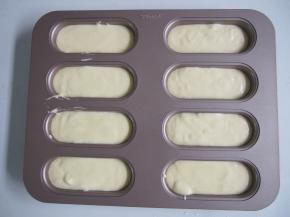 将面糊倒入模具，震一下磕出气泡，烤箱预热至160度。