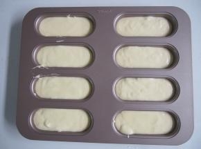 将面糊倒入模具，震一下磕出气泡，烤箱预热至160度。