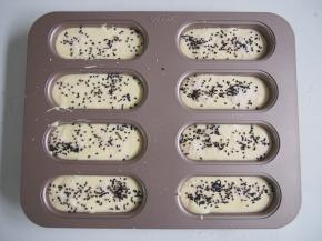 在蛋糕糊表面撒上剩余的椰蓉，再撒上一层黑芝麻。中下层上下火，30分钟左右熟透即可，烤好后出炉震一下，倒扣晾凉后脱模