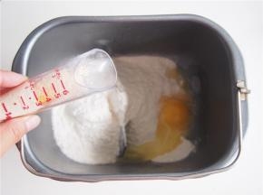 面粉中加入鸡蛋、奶粉、白糖，在一个角落加入鸡蛋，另一个角落加入酵母。