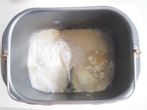 加入适量清水，根据面团的吸水性及软硬程度进行调整。