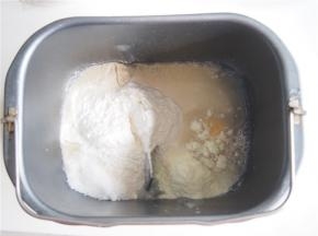 加入适量清水，根据面团的吸水性及软硬程度进行调整。