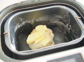 加入软化的黄油，继续揉至出膜。