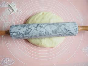 发酵好的面团进行排气。