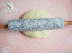 发酵好的面团进行排气。