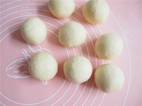 分成8份，分别揉圆，醒发10分钟左右。