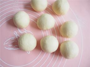 分成8份，分别揉圆，醒发10分钟左右。