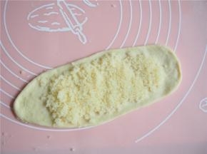 醒发好的面团擀成长舌状，放入椰蓉馅。