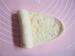 从一侧卷起来，收口捏紧。