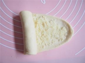 从一侧卷起来，收口捏紧。