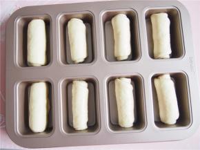 将收口朝下放入烤盘中。