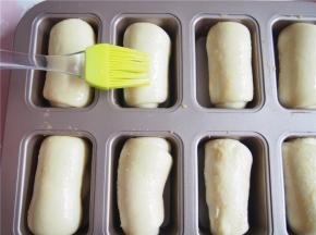 放到温暖的地方发酵至1.5倍大，表面刷上一层蛋液。