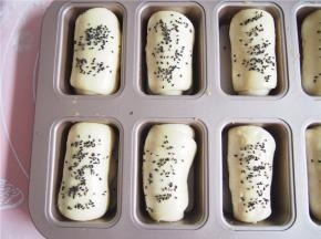 撒上适量黑芝麻做装饰。烤箱预热至160度，中层上下火，20分钟左右观察表面金黄色即可。