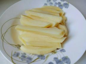 土豆去皮，切条，如图。