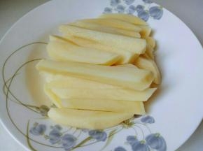 土豆去皮，切条，如图。