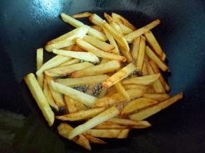 把土豆条炸至金黄即可，捞出备用。