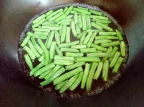 刀豆焯水，锅中加入清水烧开后加入1g盐，滴几滴油，倒入刀豆，大火烧开约3分钟，捞出淋干水份备用
