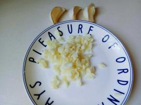 蒜掰去皮切碎。