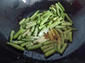 加入盐，糖，十三香，生抽大火煸炒。