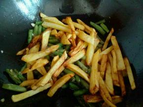 加入炸好的土豆条，翻炒2分钟即可出锅。