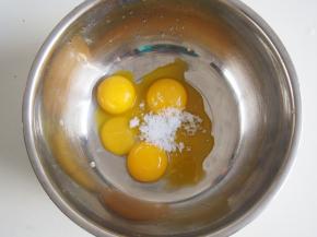 蛋黄中加入白糖，打发至颜色变浅，糖基本溶化，并且蛋黄液变得浓稠有光泽。