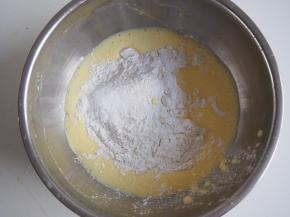 筛入低筋面粉，切拌均匀